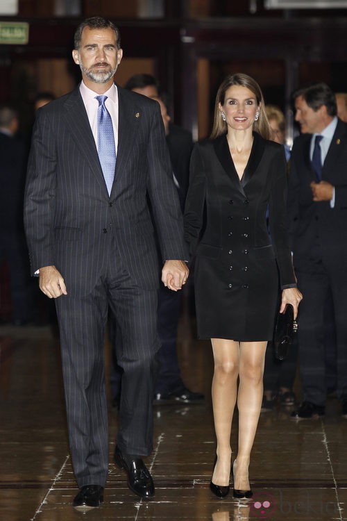 Los Príncipes Felipe y Letizia en el concierto previo a la entrega de los Premios Príncipe de Asturias 2013