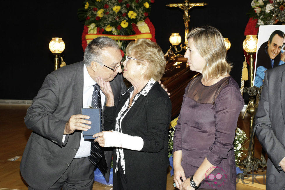 El alcalde de Benidorm entrega la Medalla de Oro de la ciudad a la viuda de Manolo Escobar