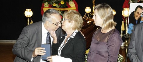 El alcalde de Benidorm entrega la Medalla de Oro de la ciudad a la viuda de Manolo Escobar