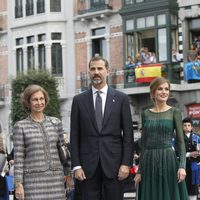 La Reina Sofía, el Príncipe Felipe y la Princesa Letizia llegan a los Premios Príncipe de Asturias 2013