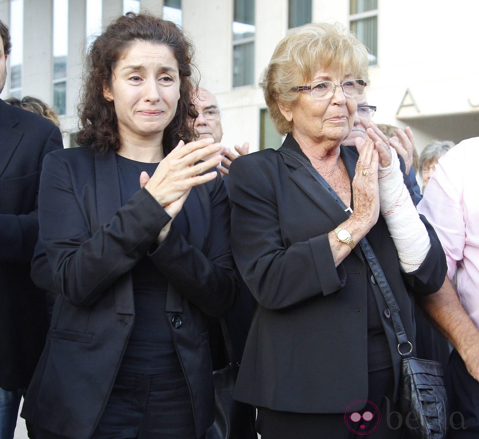 La viuda de Manolo Escobar, Anita Marx, y su hija Vanesa durante su funeral