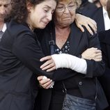 La viuda de Manolo Escobar y su hija desconsoladas en el funeral del cantante