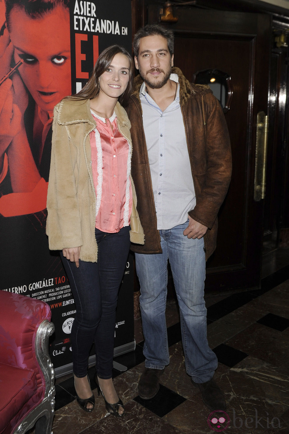 Alberto Ammann y su pareja en el re estreno de 'El intérprete' en Madrid