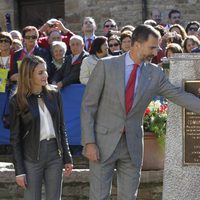 Los Príncipes de Asturias descubren la placa de Pueblo Ejemplar 2013 de Teverga