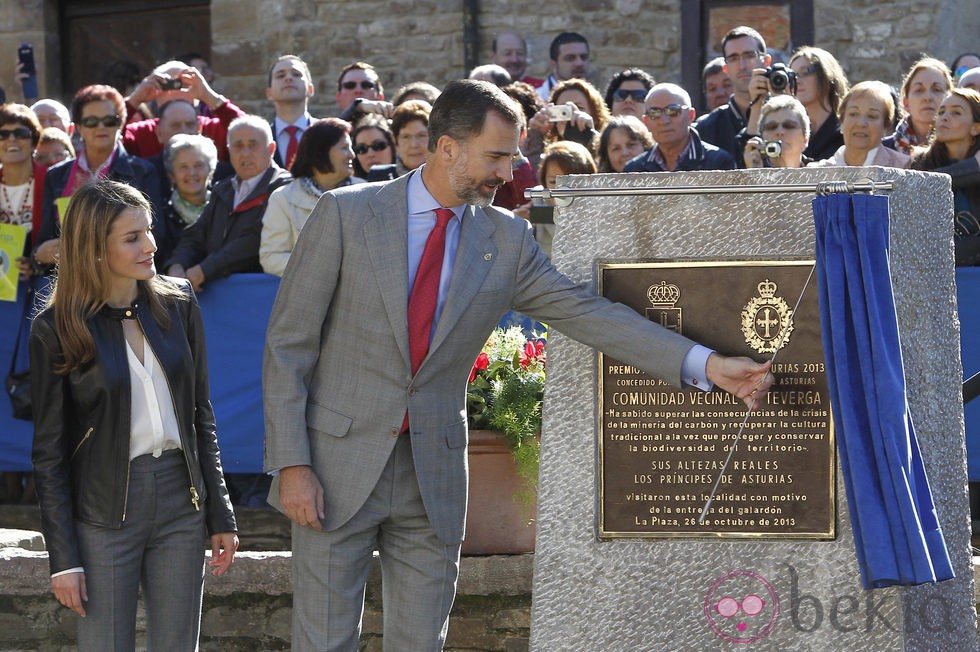 Los Príncipes de Asturias descubren la placa de Pueblo Ejemplar 2013 de Teverga