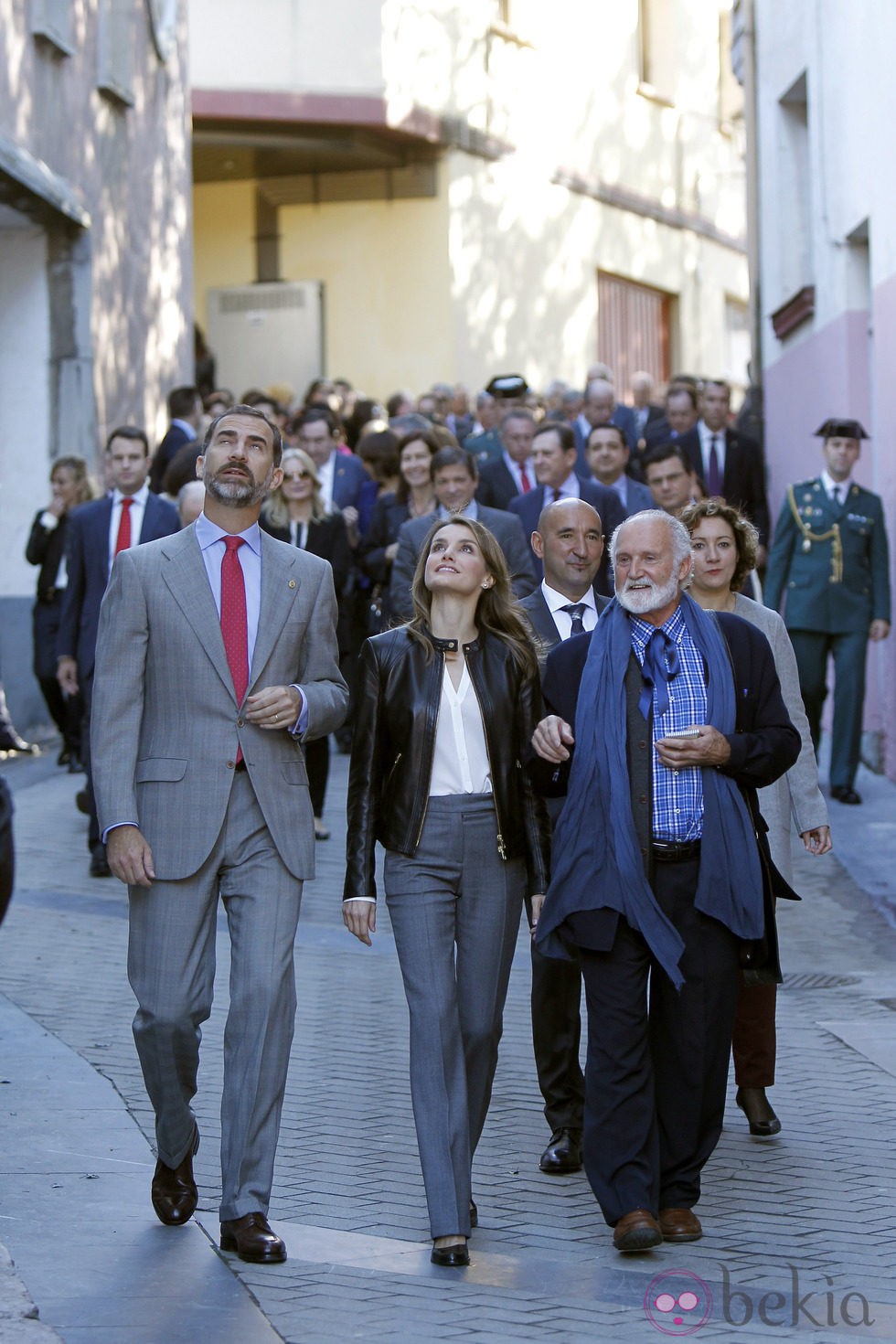 El Príncipe Felipe y la Princesa Letizia pasean por las calles de Teverga