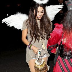 Vanessa Hudgens disfrazada de angelito en una fiesta de Halloween en Los Ángeles