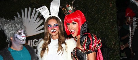 Alessandra Ambrosio disfrazada de Reina de Corazones en una fiesta de Halloween en Los Ángeles