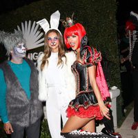 Alessandra Ambrosio disfrazada de Reina de Corazones en una fiesta de Halloween en Los Ángeles