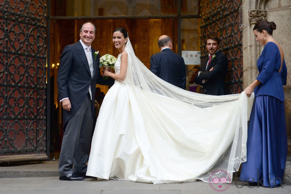Anna Brufau con su padre Manuel Brufau durante su boda con Pablo Lara en Barcelona