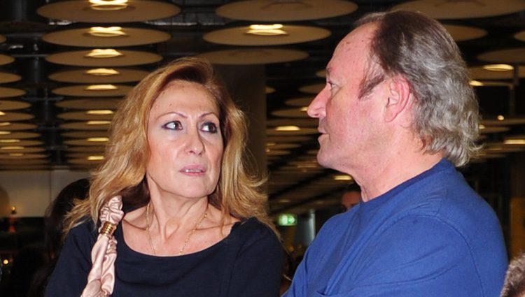 Rosa Benito y Amador Mohedano en el aeropuerto de Barajas