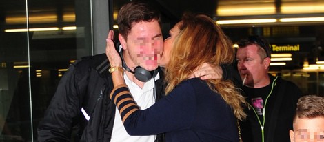 Rosa Benito besa a su hijo tras su vuelta de Irlanda
