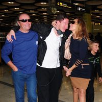 Amador Mohedano y Rosa Benito con su hijo en el aeropuerto de Barajas