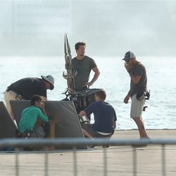 Mark Wahlberg llevando una extraña arma en el rodaje de 'Transformers 4: La era de la extinción' en Hong Kong