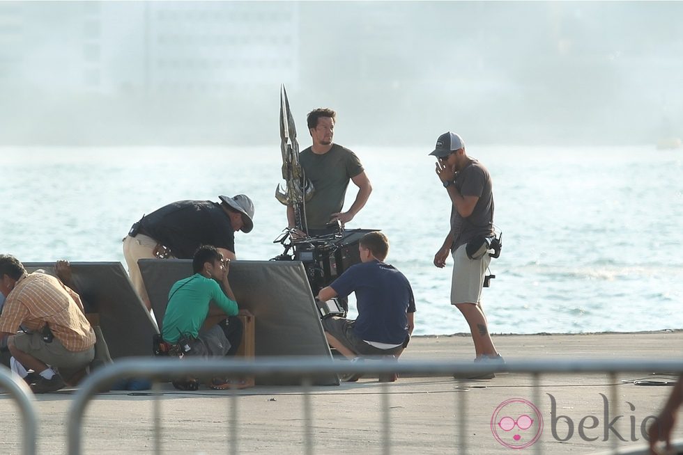 Mark Wahlberg llevando una extraña arma en el rodaje de 'Transformers 4: La era de la extinción' en Hong Kong