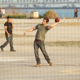 Mark Wahlberg juega con un balón en el rodaje de 'Transformers 4: La era de la extinción' en Hong Kong