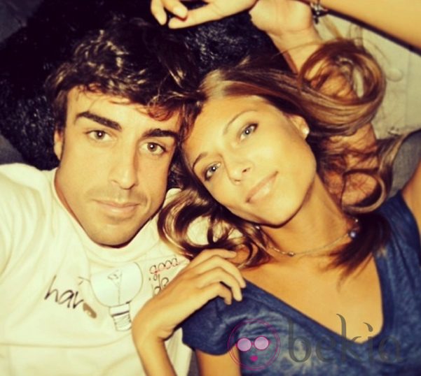 Fernando Alonso y Dasha Kapustina posan en una romántica imagen