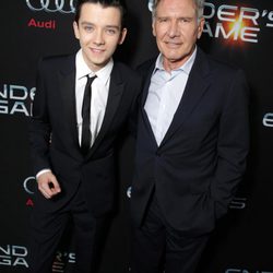 Asa Butterfield y Harrison Ford en la premiere de 'El juego de Ender' en Los Angeles