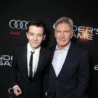 Asa Butterfield y Harrison Ford en la premiere de 'El juego de Ender' en Los Angeles