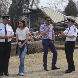 Federico y Mary de Dinamarca durante su visita a las zonas afectadas por el fuego en Australia
