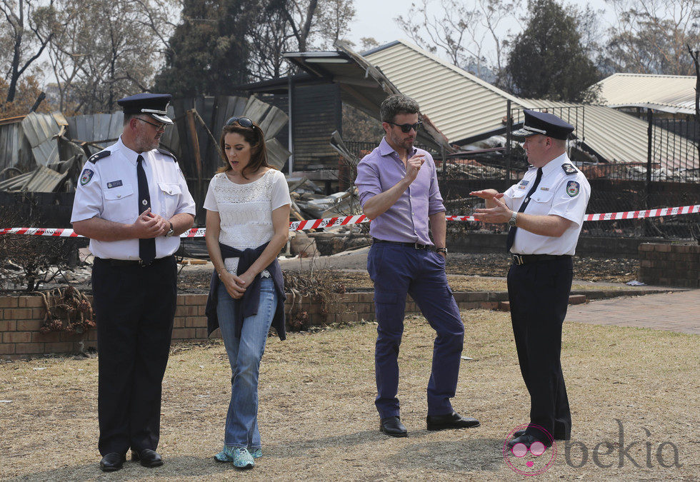 Federico y Mary de Dinamarca durante su visita a las zonas afectadas por el fuego en Australia