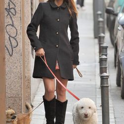 Adriana Ugarte paseando a sus perros
