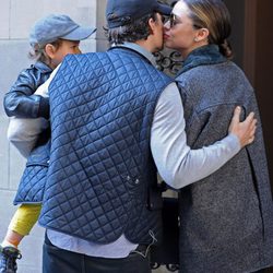 Miranda Kerr se despide con un beso de Orlando Bloom