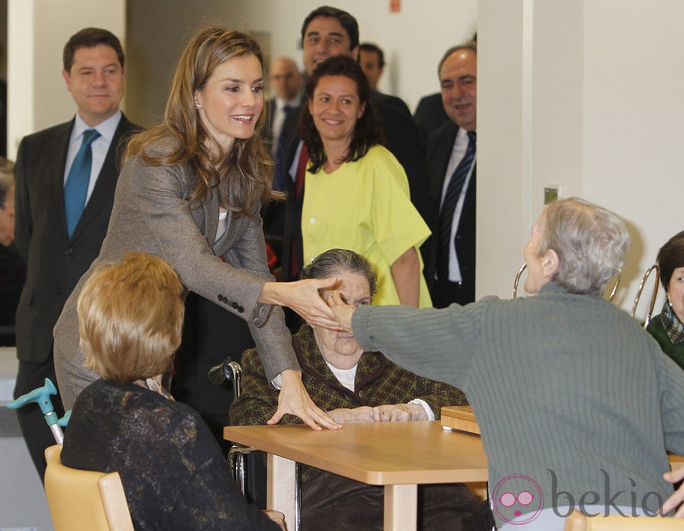 La Princesa Letizia saluda a unos ancianos en la Residencia de Mayores 'El Greco'