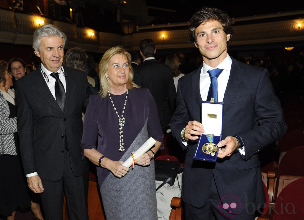Rodrigo García Millán y los padres de María de Villota en la entrega de las distinciones al Mérito Deportivo