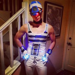 Chris Colfer disfrazado de R2D2 para Halloween 2013