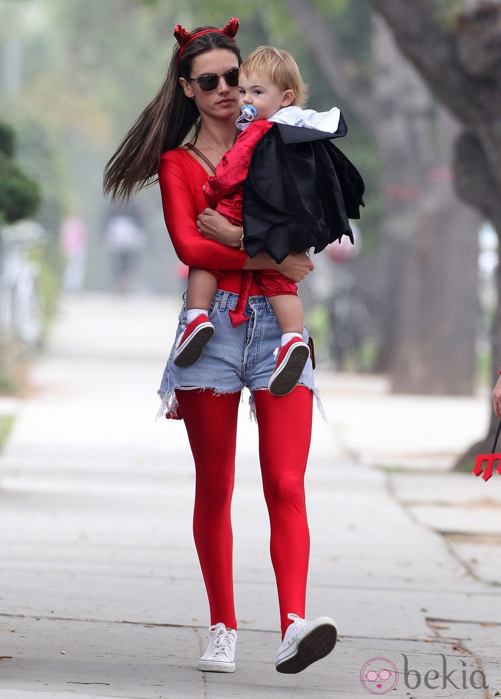 Alessandra Ambrosio disfrazada de diablesa y su hijo en Los Angeles
