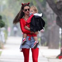 Alessandra Ambrosio disfrazada de diablesa y su hijo en Los Angeles