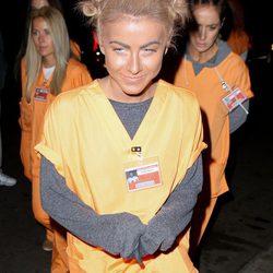Julianne Hough disfrazada de Suzanne "Crazy Eyes" Warren en una fiesta de Halloween en Beverly Hills