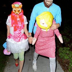 Isla Fisher y Sacha Baron Cohen en una fiesta de Halloween en Beverly Hills