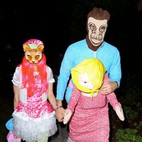 Isla Fisher y Sacha Baron Cohen en una fiesta de Halloween en Beverly Hills