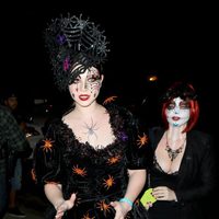 Michelle Trachtenberg disfrazada de bruja en una fiesta de Halloween en Beverly Hills