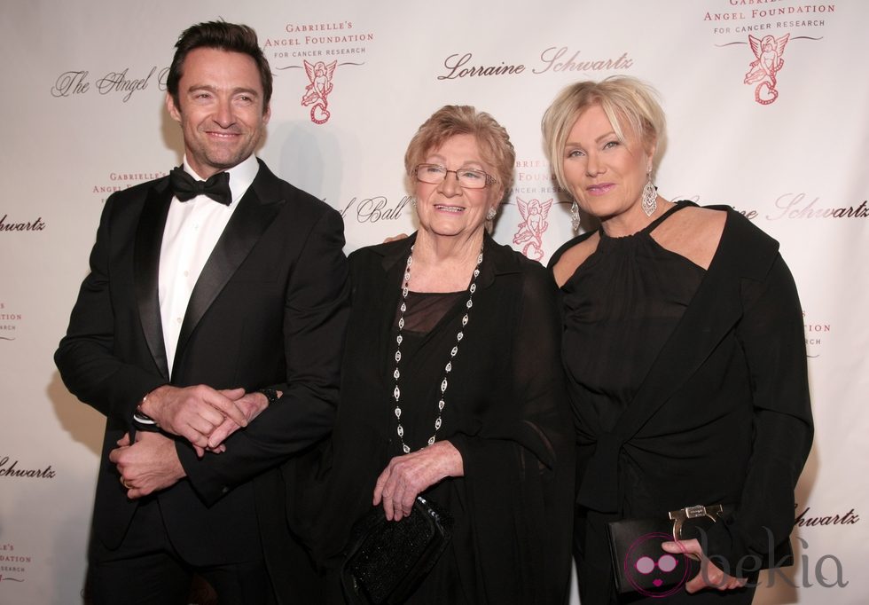 Hugh Jackman junto a su mujer y su suegra en la gala Angel Ball 2013