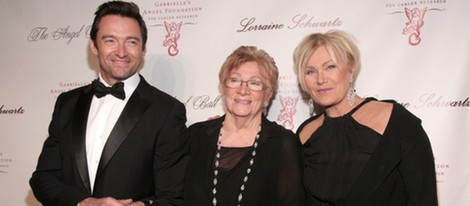 Hugh Jackman junto a su mujer y su suegra en la gala Angel Ball 2013