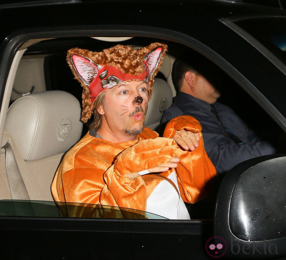David Spade disfrazado de zorro en una fiesta de Halloween en Beverly Hills
