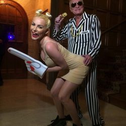 Crystal Harris y Hugh Hefner disfrazados de Miley Cyrus y Robin Thicke para uan fiesta de Halloween