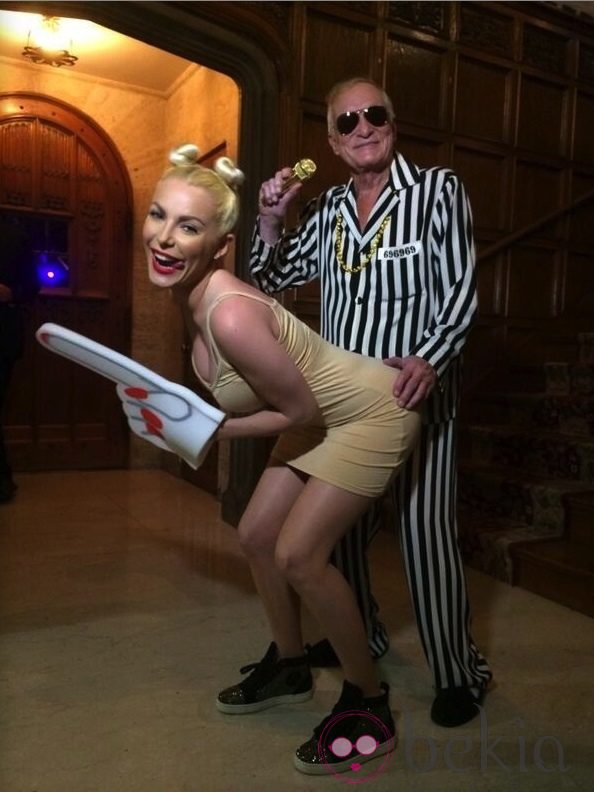 Crystal Harris y Hugh Hefner disfrazados de Miley Cyrus y Robin Thicke para uan fiesta de Halloween