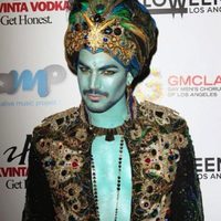 Adam Lambert disfrazado de genio en una fiesta de Halloween