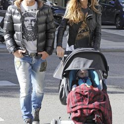 Romina Belluscio pasea con su hijo Enzo y su hermano Sebastián
