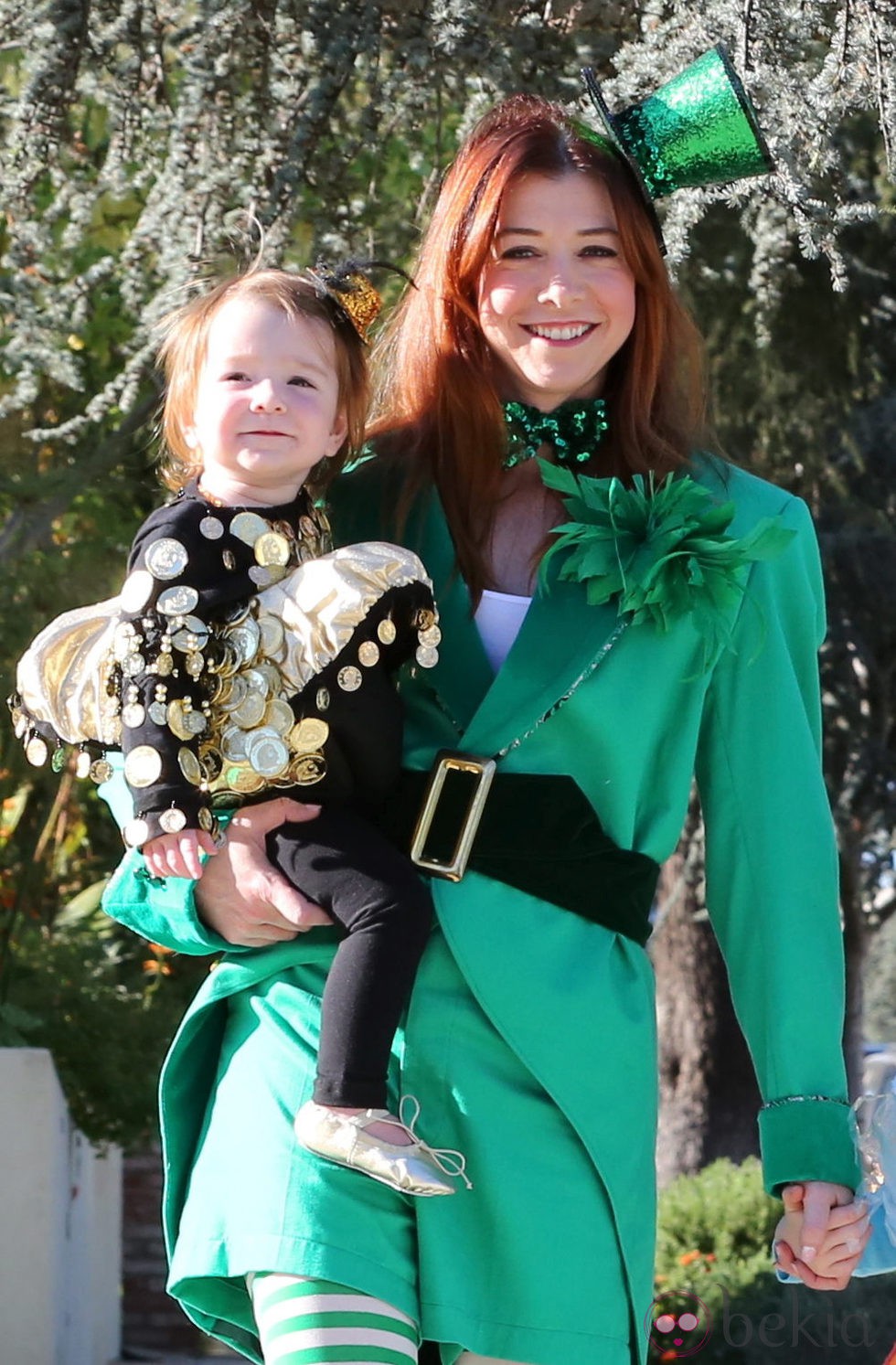 Alyson Hannigan disfrazada de duendecilla de San Patricio y su hija en Halloween