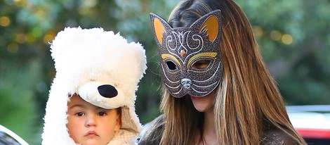 Alessandra Ambrosio disfrazada de gata junto a su hijo en Halloween