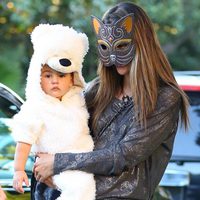 Alessandra Ambrosio disfrazada de gata junto a su hijo en Halloween