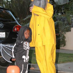 Sandra Bullock disfrazada de grumete y su hijo disfrutando de Halloween