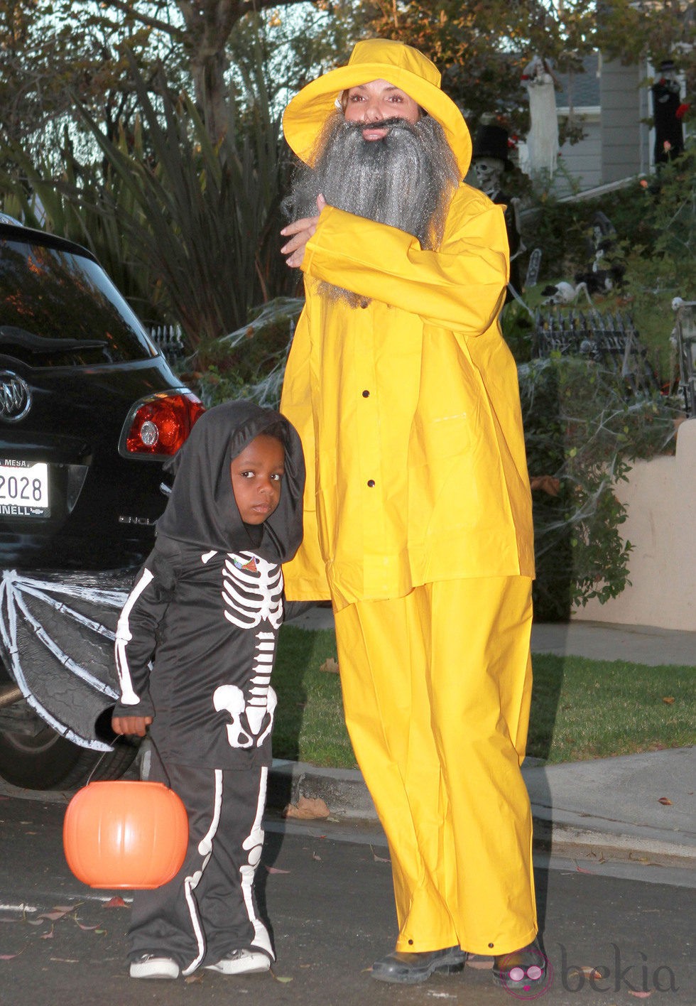 Sandra Bullock disfrazada de grumete y su hijo disfrutando de Halloween