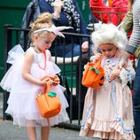 Las gemelas de Sarah Jessica Parker en busca de caramelos en Halloween