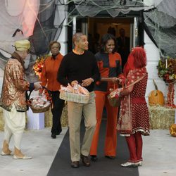 Michelle Obama y Barack Obama a punto de repartir golosinas a las puertas de la Casa Blanca